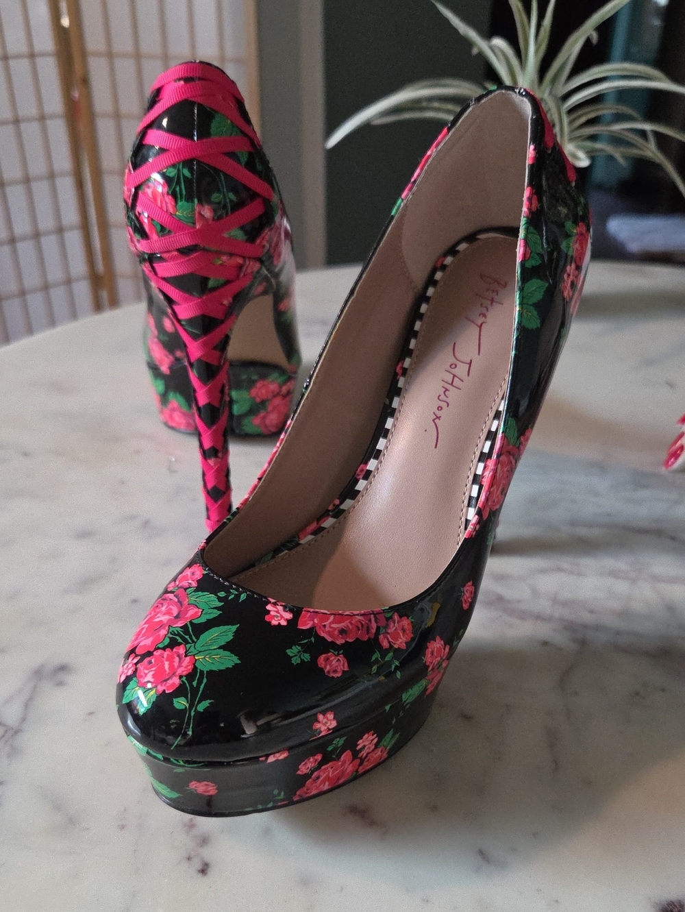 EUC Betsey Johnson Black Floral Platform Pump with Hot Pink Lacing Sz7.5